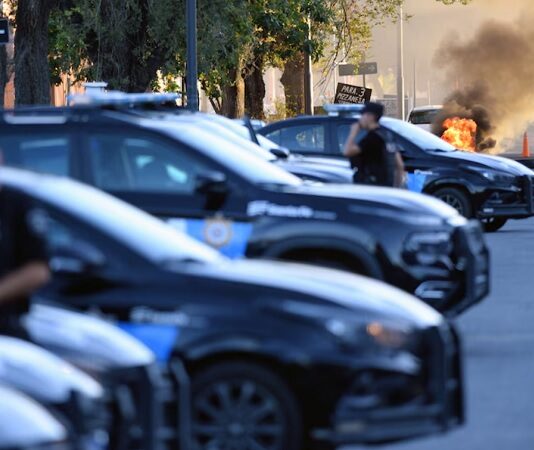 Los policías levantaron la protesta en Santa Fe luego de que Pullaro anunciara un aumento salarial