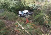 Una camioneta se desbarranco en la Cuesta del Obispo al esquivar otro vehículo que venía frente