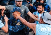 Hinchas del “Albo” se calentaron por la derrota y terminaron a las piñas en la tribuna