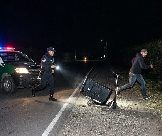 Insólito: Un sujeto huyó por los cañaverales de la ruta 50 en Orán tras ser descubierto trasladando un TV en monopatín
