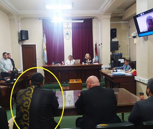 El abogado de la narco modelo, Martina Oliva uso un saco para un show de televisión