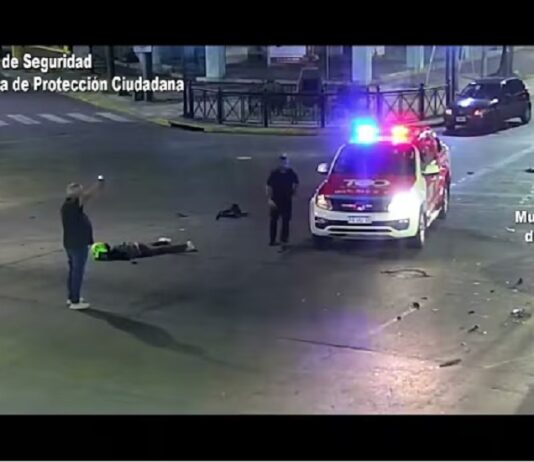 Impactante accidente en Tigre: una moto cruzó en rojo, chocó con un auto y sus ocupantes salieron volando