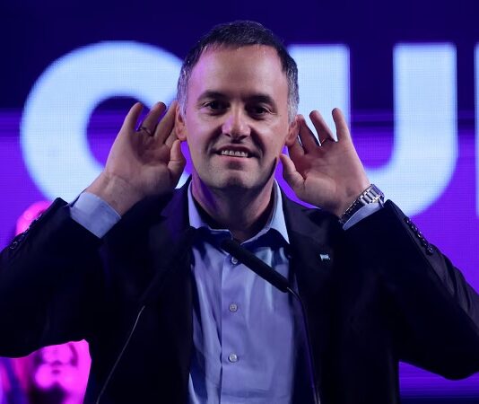 Adorni cada vez más complicado: Hablaron las jubiladas que le habrían prestado plata y negaron conocerlo