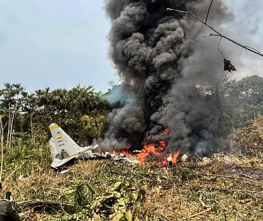 Un avión de la fuerza aérea de Colombia se estrelló luego de despegar: llevaba a 80 personas