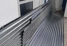 Detenidos cuando cargaban 18 chapas sobre el techo de un auto en una obra en San Lorenzo