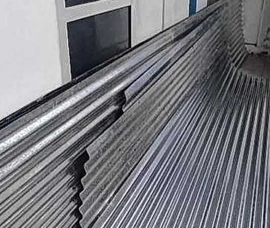 Detenidos cuando cargaban 18 chapas sobre el techo de un auto en una obra en San Lorenzo