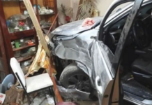 Brutal ataque: chocó contra una casa para matar a su esposa y luego la ahorcó frente a sus hijas