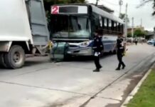 Colectivo de Saeta chocó la parte trasera de un camión recolector en la plaza de Ceferino: hay varios heridos