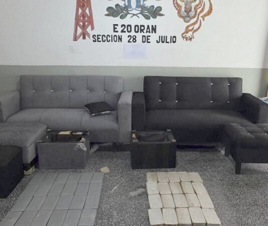 Viajaba desde Aguas Blancas a Orán en camioneta con un juego de living que ocultaba 47 kilos de cocaína