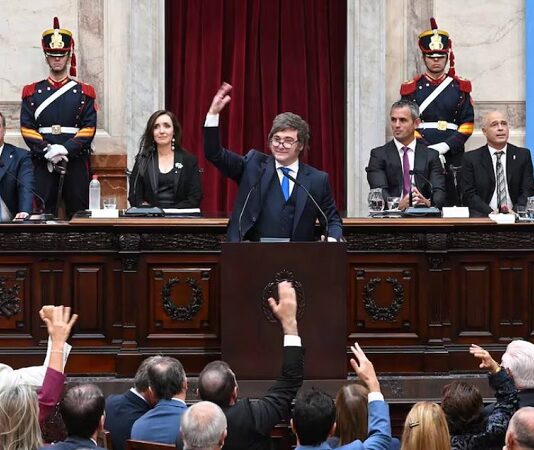 En la Asamblea Legislativa, Javier Milei pronosticó que Cristina Kirchner “va a seguir presa porque es una chorra”