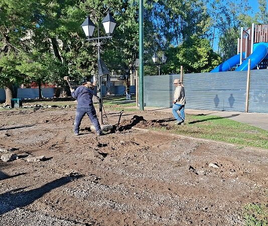 Después de años de estar abandonada la Municipalidad inicio la transformación de la Plaza Evita