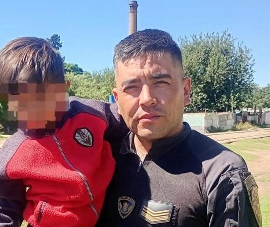 Video: un policía rescató a un menor antes de ser arrollado por un tren de carga