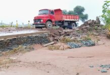 La municipalidad de Rosario de la Frontera nivela caminos y asiste a vecinos afectados por las lluvias en El Naranjo