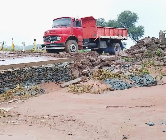 La municipalidad de Rosario de la Frontera nivela caminos y asiste a vecinos afectados por las lluvias en El Naranjo