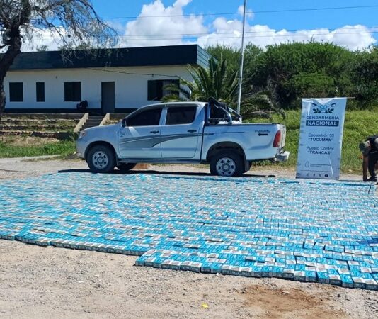 Salieron de Salta con 30.000 paquetes de cigarrillos extranjeros y los pararon en Tucumán