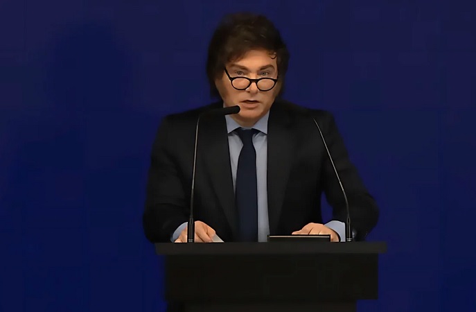 Milei con microfonos