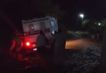 Una ambulancia quedo hundida en el barro en Embarcación con una paciente de 85 años