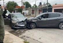 Fuerte choque en Av. Samsón con 3 autos involucrados