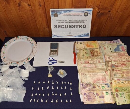 Una mujer y un hombre detenidos por venta de drogas en B° Los Laureles en Metan