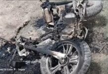 10 delincuentes atacaron a una mujer en Tartagal, al no poder robarle la moto, le prendieron fuego