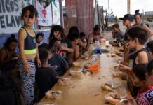 Más de la mitad de los niños son pobres en la Argentina y el 30% se saltea comidas, según la UCA