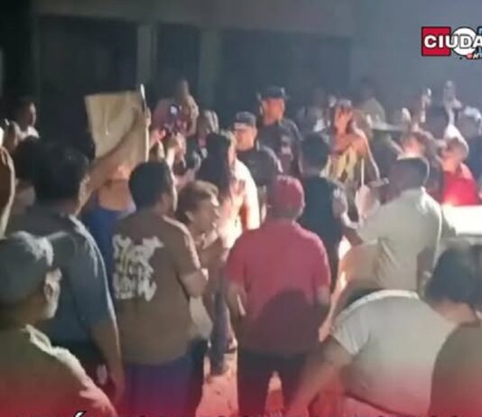 Vecinos de Yrigoyen le pidieron la renuncia a la Intendente Cabrera en la apertura de sesiones del Concejo Deliberante