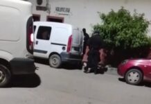 Un conductor ebrio embistió a agentes en un control de tránsito en Orán