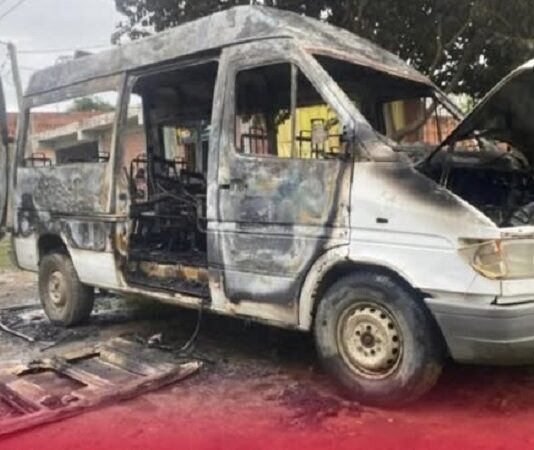 Le prendieron fuego a un utilitario en Orán