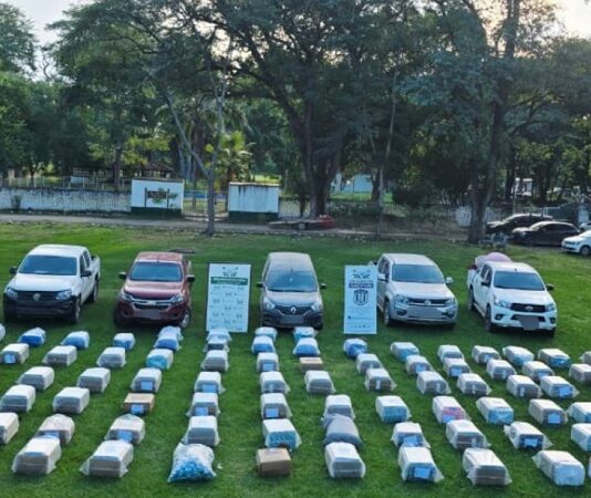 Desbaratan en Salta una banda y secuestran 92.030 paquetes de cigarrillos, 811 kilos de coca y 7 vehículos