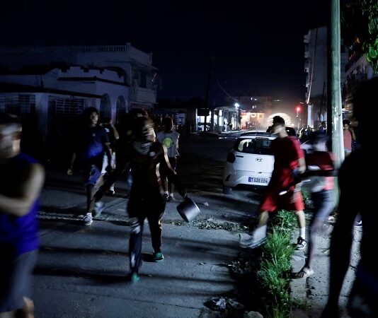 Protestas sacuden a Cuba en medio de apagones masivos y una falta total de combustible