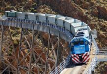 El histórico tren C-14 siempre toca bocina al pasar por uno de los lugares más peligrosos de la Cordillera en Salta