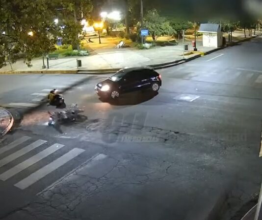 Conductora alcoholizada y motociclista herida en siniestro vial en Mitre y Rivadavia