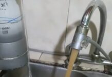 Así sale el agua en una vivienda en 20 de Febrero y San Cayetano en Embarcación