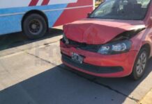 Cinco vehículos involucrados en un choque en cadena en la rotonda de ingreso a Santa Ana