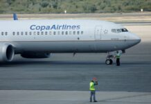 Detuvieron a una pareja por intentar tener sexo en un avión que llegó a Rosario de Panamá