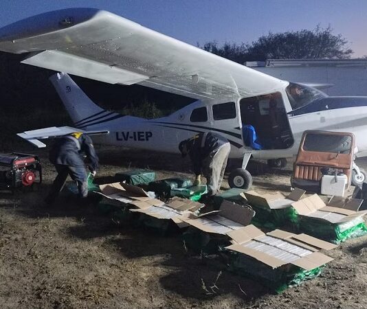 Descubrieron una avioneta narco en Santa Fe: incautaron 400 kilos de cocaína y hay ocho detenidos