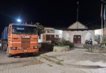 Multaron con $1 millón a un camionero por derramar guano de la avícola Granja Escudero en La Silleta
