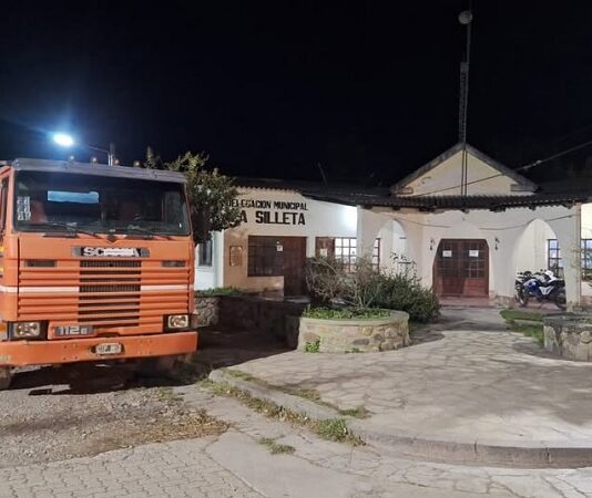Multaron con $1 millón a un camionero por derramar guano de la avícola Granja Escudero en La Silleta