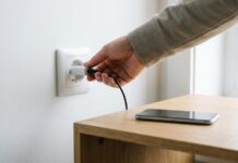 Qué significan los números y letras que tiene el cargador de tu celular y deberías entender