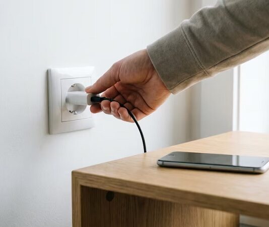 Qué significan los números y letras que tiene el cargador de tu celular y deberías entender