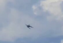 Dos aviones militares chocaron en pleno show aéreo en Idaho: el impactante momento del accidente