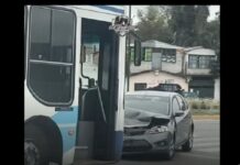 Triple choque entre dos autos y un ómnibus en el acceso a Santa Ana