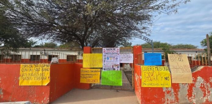 escuela Los Blancos piden baños