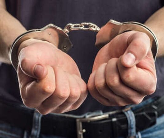 Robó, lo detuvieron, se escapó de la comisaria y se fue a dormir con las esposas puestas