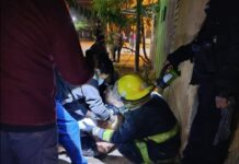 Bomberos rescataron de un incendio a dos personas y a un perro atrapados en una vivienda de Orán