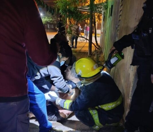 Bomberos rescataron de un incendio a dos personas y a un perro atrapados en una vivienda de Orán
