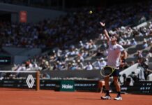 Batacazo argentino en Roland Garros: Juan Manuel Cerúndolo aprovechó los problemas de Jannik Sinner y eliminó al 1° del mundo