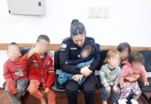 Una mujer policía amamantó a un bebé durante un operativo vial: su padre manejaba alcoholizado con 6 hijos a bordo