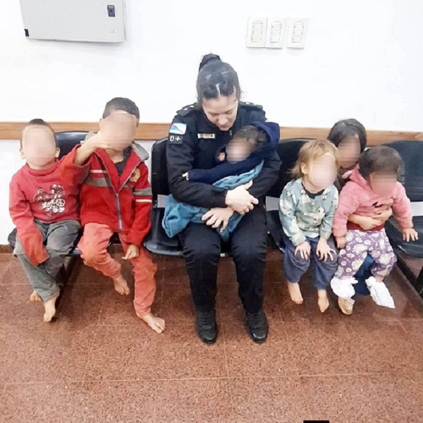 mujer policia con bebes