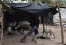 Mimessi le mando un rollo de plástico negro para cubrir la precaria vivienda de una madre con 7 hijos